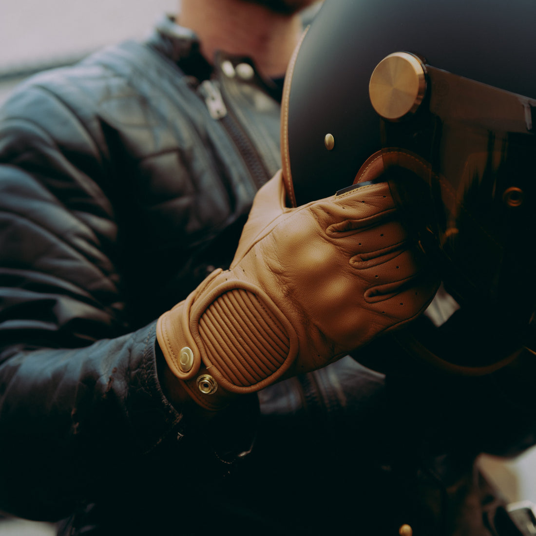 CRAFTED HANDS GLOVES SAND at HEDON