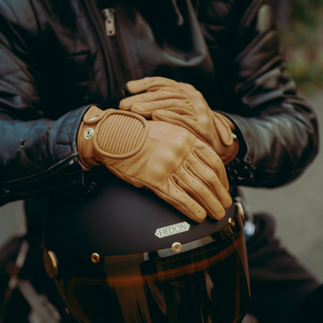 CRAFTED HANDS GLOVES SAND at HEDON